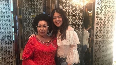 7 Momen Kedekatan Tina Toon dengan Omanya