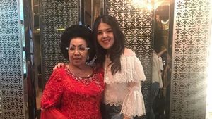 7 Momen Kedekatan Tina Toon dengan Omanya