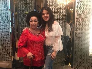 7 Momen Kedekatan Tina Toon dengan Omanya