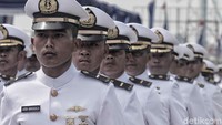 Pasukan Angkatan Laut Indonesia melakukan defile dalam rangka memperingati Hari Armada RI 2018.