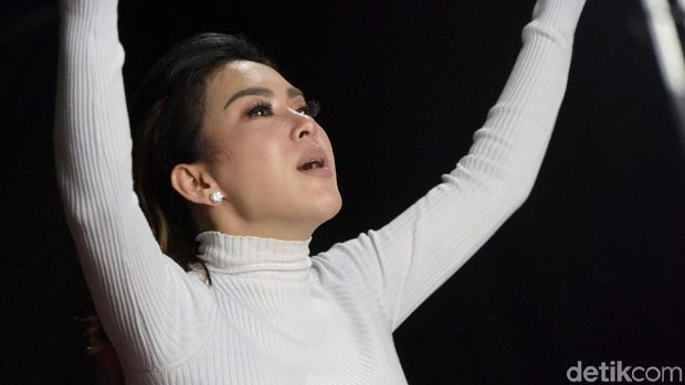 Syahrini saat syuting video klip di kawasan Wijaya.