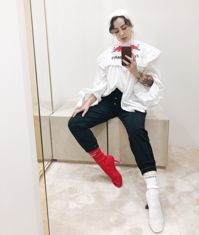 Aku merasa lelah dikomentari kenakan hijab atau tidak sama sekali, ungkap Ascia di video berjudul This Might Dissapoint You di akun Youtube-nya. Foto: Instagram/ascia