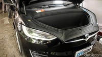 Karena ini mobil listrik maka bagian depan Tesla Model X tidak terdapat tempat mesin layaknya pada mobil konvensional. Sehingga tempat penyimpanan lebih banyak. 