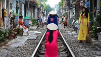 Ada juga yang niat berfoto pakai kostum. Bagi para wisatawan ini, rel tersebut punya aspek fotografi yang menarik untuk diabadikan dengan kamera. (AFP/Getty Images)