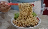 Pangsit Mie 168: Makan Bakmi Ayam Plus Kacang Mete yang Gurih Mulur