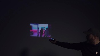 Seperti proyektor pada umumnya, ketika ponsel ini didekatkan ke dinding, maka gambar yang dihasilkan lebih baik dengan ukuran lebih kecil. Foto: YouTube/Unbox Therapy