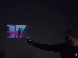 Si Penjiplak iPhone Bikin Ponsel yang Punya Proyektor