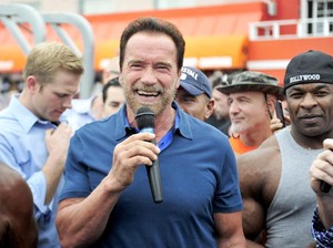 Cara Lucu Arnold Schwarzenegger Kampanyekan Mobil Listrik