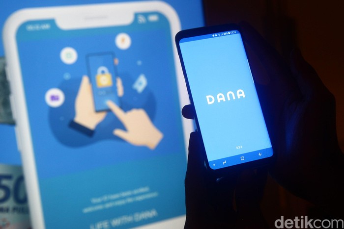 Peluncuran Dana Dompet Digital

CEO Dana Vincent Iswara (kiri) bersama Kepala Badan Ekonomi Kreatif Indonesia Triawan Munaf (tengah) saat melakukan transaksi menggunakan aplikasi Dompet Digital Dana disela peluncuran Dompet Digital Indonesia DANA, di Jakarta, Rabu (5/12). Dana adalah dompet digital berkonsep  open platform yang diperkuat oleh tekhnologi berkelas dunia dan memiliki tingkat keamanan yang tinggi. Grandyos Zafna/detikcom