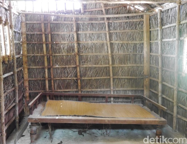 Rumah yang disebut Kandoo Dhandi ini dibagi dua bagian, sisi depannya sendiri untuk area ruang tamu (Kurnia/detikTravel) Rumah yang disebut Kandoo Dhandi ini dibagi dua bagian, sisi depannya sendiri untuk area ruang tamu (Kurnia/detikTravel)
