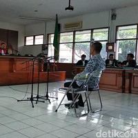 Eks Kalapas Sukamiskin Wahid Husein menjalani sidang perdana atas kasus dugaan suap perizinan pada Desember 2018. Saat sidang di Pengadilan Negeri (PN) Bandung, dia memakai kemeja batik berdasar putih dengan corak batik berwarna biru tua. Foto: Dony Indra Ramadhan