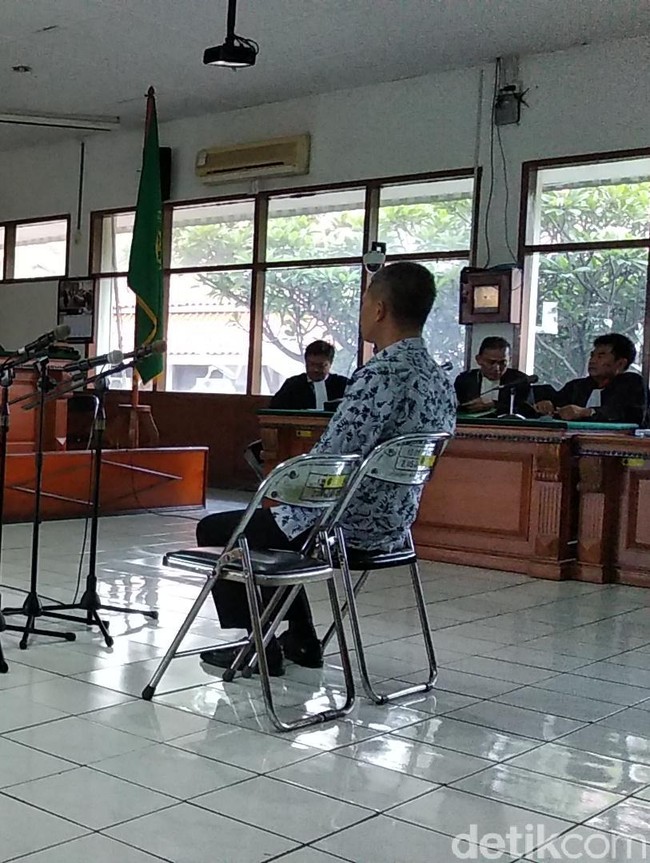 Eks Kalapas Sukamiskin Wahid Husein menjalani sidang perdana atas kasus dugaan suap perizinan pada Desember 2018. Saat sidang di Pengadilan Negeri (PN) Bandung, dia memakai kemeja batik berdasar putih dengan corak batik berwarna biru tua. Foto: Dony Indra Ramadhan