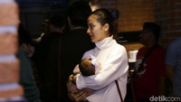 Mereka juga membawa si kecil Surinala di acara tersebut. Pool/Palevi S/detikFoto.