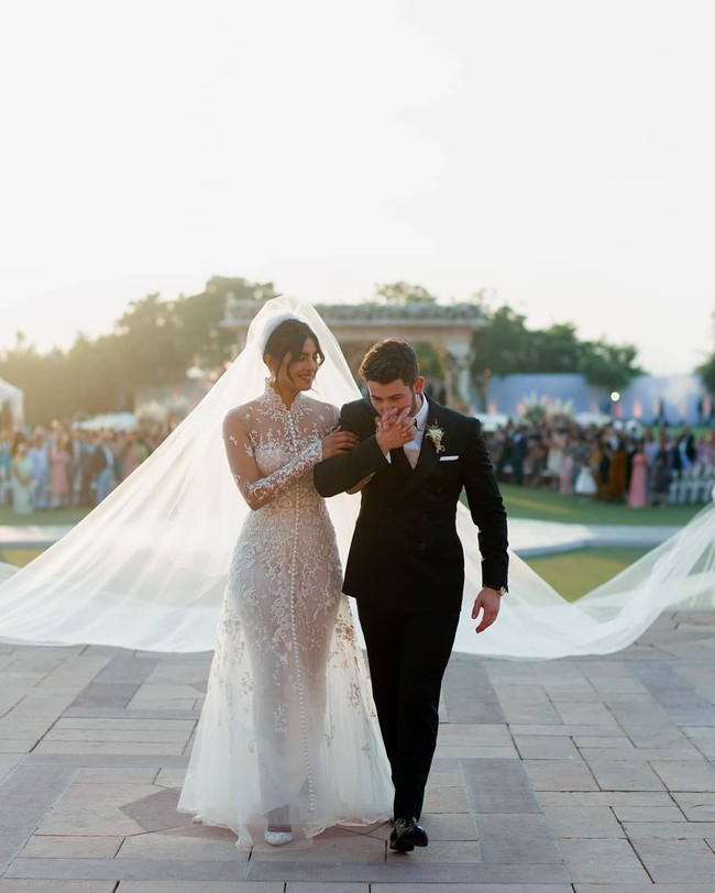 Priyanka Chopra dan Nick Jonas juga melangsungkan upacara pernikahan di gereja. Ketika itu, wanita 36 tahun tersebut tampil seperti princess dengan gaun pengantin cantik dari Ralph Lauren. Busana dengan aksen bordir dan material transparan itu dilengkapi dengan veil sepanjang 75 kaki atau lebih dari 22 meter yang menambah sentuhan dramatis. Foto: Instagram @priyankachopra