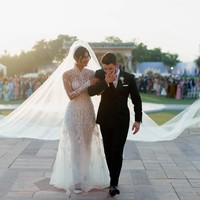 Priyanka Chopra dan Nick Jonas juga melangsungkan upacara pernikahan di gereja. Ketika itu, wanita 36 tahun tersebut tampil seperti princess dengan gaun pengantin cantik dari Ralph Lauren. Busana dengan aksen bordir dan material transparan itu dilengkapi dengan veil sepanjang 75 kaki atau lebih dari 22 meter yang menambah sentuhan dramatis. Foto: Instagram @priyankachopra