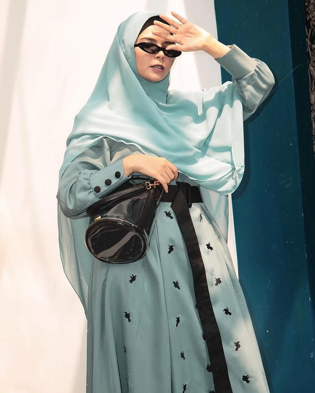 Desainer yang populer dengan desain abaya ini baru saja merilis lini busana syari lengkap dengan khimar instan. Vivi yang di kesehariannya tampil syari membuktikan tampilan sopan tetap bisa keren. Foto: Dok. Vivi Zubedi