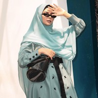 Desainer yang populer dengan desain abaya ini baru saja merilis lini busana syari lengkap dengan khimar instan. Vivi yang di kesehariannya tampil syari membuktikan tampilan sopan tetap bisa keren. Foto: Dok. Vivi Zubedi