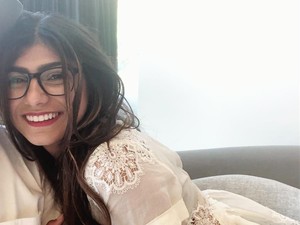 Mia Khalifa Lelang Kacamata saat Jadi Bintang Porno untuk Donasi Lebanon
