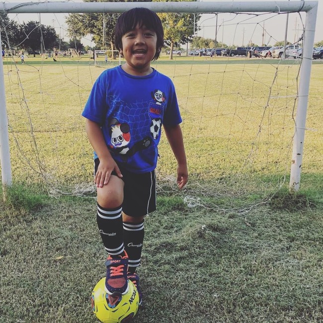 Ryan juga punya cara berkomunikasi yang khas. Di depan para penonton yang kebanyakan seumuran, Ryan biasanya akan membuka dan mengulas mainan dengan antusias, berteriak, bahkan tertawa-tawa.  Foto: Instagram @ryansfamilyreview