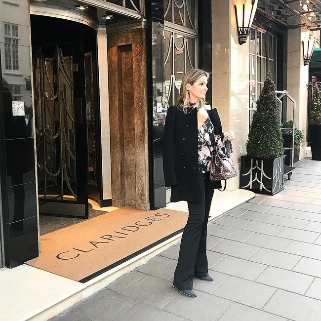 Aerin adalah cucu dari pasangan pendiri brand Estee Lauder yakni Estee (nenek) dan Joseph Lauder (kakek). Wanita 48 tahun itu telah bekerja untuk Estee Lauder sejak tahun 1992.  Foto: Instagram (@aerin)