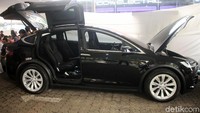Salah satu keistimewan mobil tersebut yaitu pintu di baris kedua bisa terbuka ke atas. 