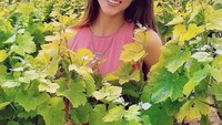 Sebagai pencinta wine, Janisaa juga sering berkunjung ke kebun durian. Ini momennya saat jalan-jalan ke kebun anggur. Foto: instagram @janisaas