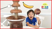 Gaya Ryan yang menggemaskan di tiap video membuat banyak anak suka menonton channelnya. Lihat aja gayanya saat membuat choco fondue challenge ini. Ia dan ayahnya melahap beberapa makanan yang dicampur dengan choco fondue. Foto: YouTube Ryan ToysReview
