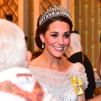 Beberapa perhiasan mewah dipakai Kate sebagai paduan busananya yang berkilauan. Dia memakai gelang berlian di tangan kanannya, juga membawa clutch box berhias sequin. Anting siluet pear bahkan senada dengan tiaranya. Foto: Dok. Getty Images