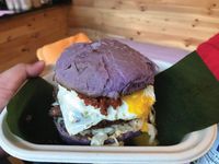 Mau Coba? Burger Ungu Ini Berisi Sisig Khas Filipina