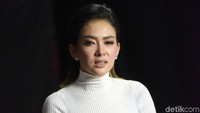 Syahrini mengambil konsep yang berbeda saat syuting video klip Cintaku Kandas. Ia tampil sederhana dan jauh dari kesehariannya yang glamor tersebut.  Foto: Noel/detikFoto