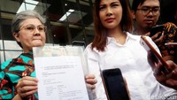 Sebelum masuk ke gedung KPK, mereka sempat memperlihatkan halaman depan dokumen tersebut. Mereka mengatakan pengajuan JC itu untuk mendapatkan keadilan bagi Budi Mulya.  
