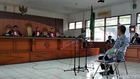 Gratifikasi yang diterima oleh Wahid Husen dari ketiga napi korupsi itu pun beragam. Mulai dari uang puluhan juta rupiah hingga mobil mewah disebut jaksa menjadi milik Wahid dari suap dan gratifikasi fasilitas mewah di Lapas Sukamiskin, Bandung.