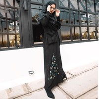 Tak sedikit orang yang ragu tampil syari karena tak tak terliaht modis, keren, dan kekinian. Namun, pemikiran itu dipatahkan oleh desainer Vivi Zubedi. Foto: Dok. Vivi Zubedi