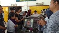 Proses kremasi berlangsung lancar dan abu Nh Dini akan disimpan di sana sementara Lintang dan adiknya berdiskusi. Eko Susanto/detikHOT