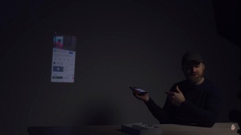 Proyeksi yang dihasilkan pun mengikuti tampilan pada ponsel, apakah itu sedang portrait atau landscape. Foto: YouTube/Unbox Therapy