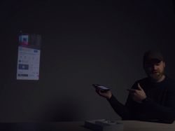 Si Penjiplak iPhone Bikin Ponsel yang Punya Proyektor