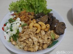 Pangsit Mie 168: Makan Bakmi Ayam Plus Kacang Mete yang Gurih Mulur