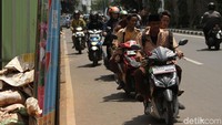 Hal tersebut semakin diperparah dengan aksi lawan arah dari para pemotor yang bahkan tidak mengenakan helm.