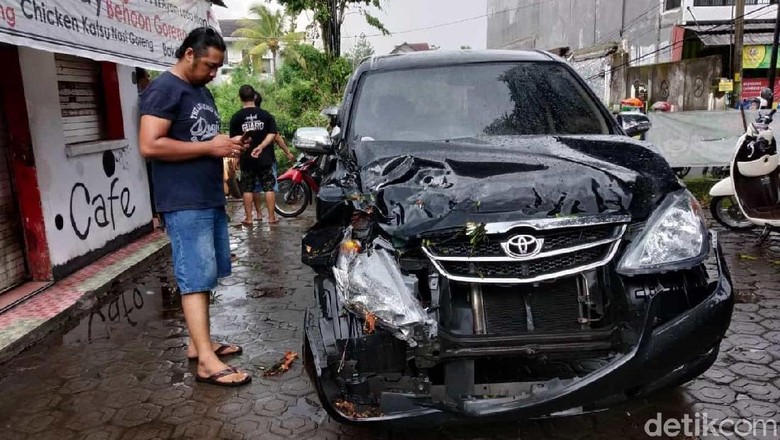 Pohon Tumbang Timpa Dua Mobil di Jember, Pengemudi Luka Ringan Pohon Tumbang Timpa Dua Mobil di Jember, Pengemudi Luka Ringan