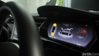 Di Indonesia mobil listrik tersebut dibanderol paling murah US$ 200.000 atau setara dengan Rp 2,64 miliar. Harganya bervariasi tergantung kustomisasi pilihan konsumen.