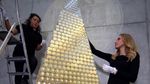Mewah! Pohon Natal Ini Disusun dari Koin Emas