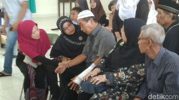 Tangis Putri dan Sopir Mengantar Kepergian Nh Dini