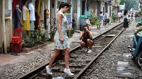 Tak jarang mereka niat banget foto di rel kereta ini. Ada yang sengaja dandan dan pakai baju bagus hanya demi foto di sosial media Instagram. (AFP/Getty Images)