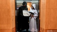 Selain Darth Vader, ada pula aktivis ICW yang mengenakan kostum Princess Leia yang juga merupakan tokoh dalam Star Wars.