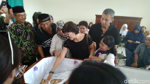 Tangis Putri dan Sopir Mengantar Kepergian Nh Dini