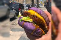Mau Coba? Burger Ungu Ini Berisi Sisig Khas Filipina