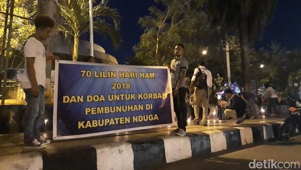 Pekerja Trans Papua Dibunuh KKB, Warga Aksi Bakar Lilin