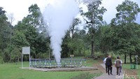 Suara uap yang menyembur dari sebuah pipa besi seperti suara kereta api, suara itu berasal dari tekanan panas bumi. Karena tergolong berbahaya kawah ini dikelilingi oleh pagar besi. (Wisma Putra/detikTravel)