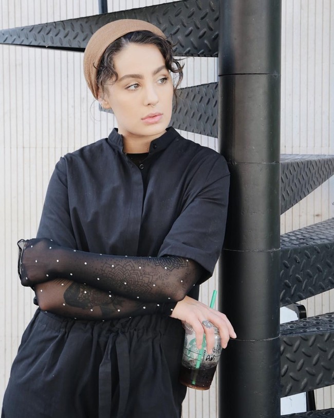 Adapun pakaian yang ia kenakan masih tertutup. Ia masih mengenakan baju lengan panjang dan celana panjang. Namun, ia tidak menutup lehernya. Foto: Instagram/ascia