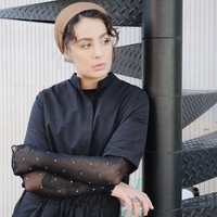 Adapun pakaian yang ia kenakan masih tertutup. Ia masih mengenakan baju lengan panjang dan celana panjang. Namun, ia tidak menutup lehernya. Foto: Instagram/ascia